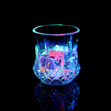 入水即亮闪发光杯 led夜光杯变色啤酒杯 感应菠萝杯 厂家批发