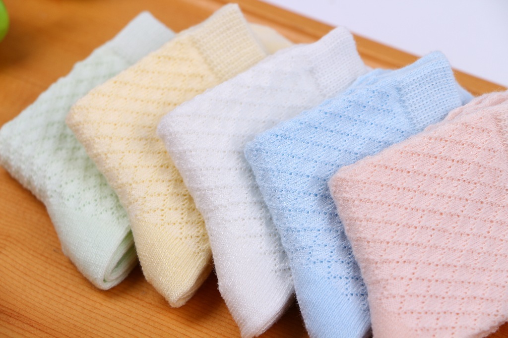 Venta de consignación calcetines para niños grandes, medianos y pequeños calcetines para bebés calcetines de algodón tubo medio calcetines para niños calcetines para estudiantes fábrica al por mayor