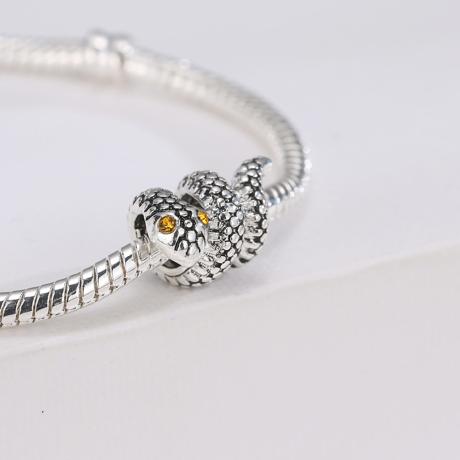 2024 nueva pulsera animal de aleación perlas sueltas vintage accesorios de joyería en forma de serpiente tejida a mano material de pulsera de estilo étnico