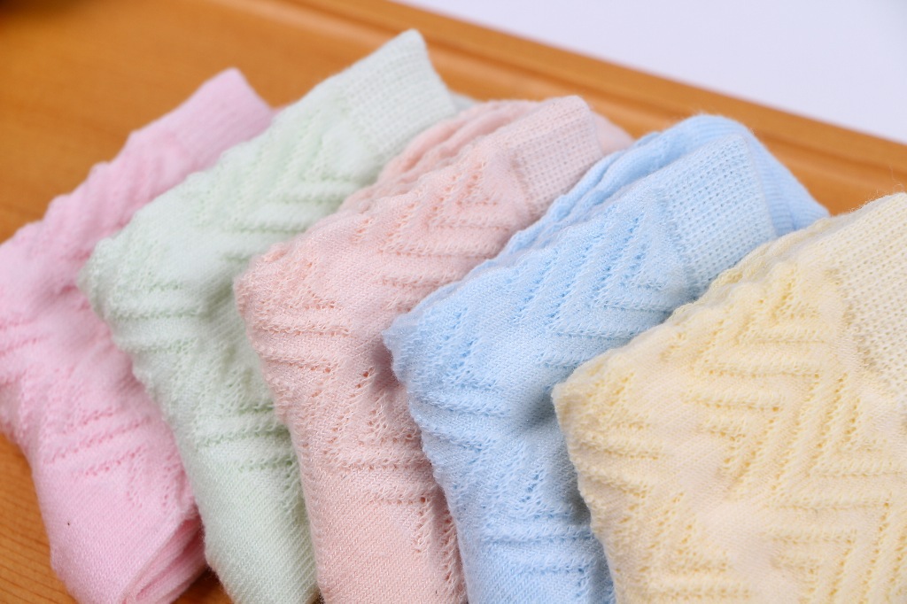 Venta de consignación calcetines para niños grandes, medianos y pequeños calcetines para bebés calcetines de algodón tubo medio calcetines para niños calcetines para estudiantes fábrica al por mayor