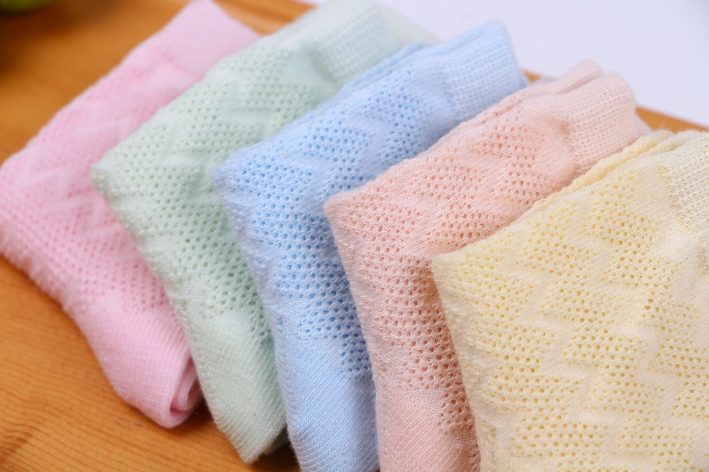 Venta de consignación calcetines para niños grandes, medianos y pequeños calcetines para bebés calcetines de algodón tubo medio calcetines para niños calcetines para estudiantes fábrica al por mayor