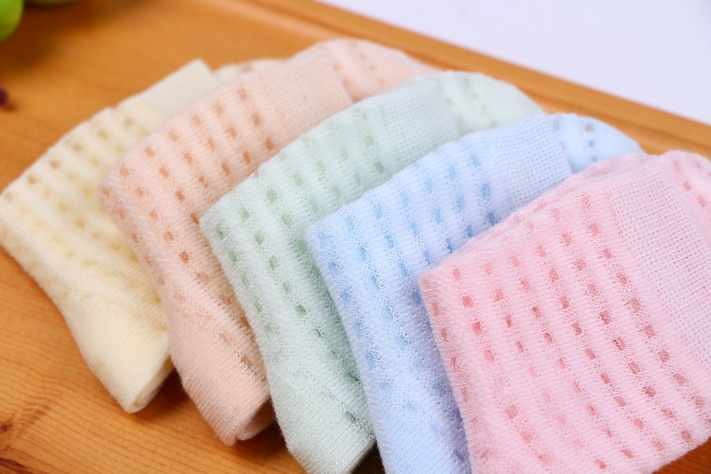 Venta de consignación calcetines para niños grandes, medianos y pequeños calcetines para bebés calcetines de algodón tubo medio calcetines para niños calcetines para estudiantes fábrica al por mayor