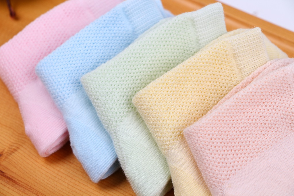 Venta de consignación calcetines para niños grandes, medianos y pequeños calcetines para bebés calcetines de algodón tubo medio calcetines para niños calcetines para estudiantes fábrica al por mayor