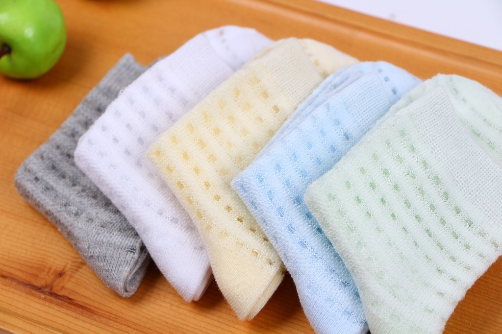 Venta de consignación calcetines para niños grandes, medianos y pequeños calcetines para bebés calcetines de algodón tubo medio calcetines para niños calcetines para estudiantes fábrica al por mayor