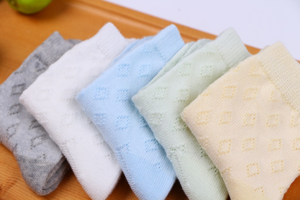 Venta de consignación calcetines para niños grandes, medianos y pequeños calcetines para bebés calcetines de algodón tubo medio calcetines para niños calcetines para estudiantes fábrica al por mayor