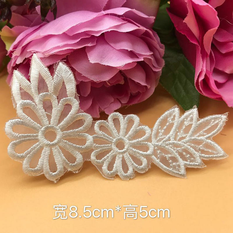 专业供应 白色精美水溶朵花刺绣花边 车股蕾丝花布贴批发