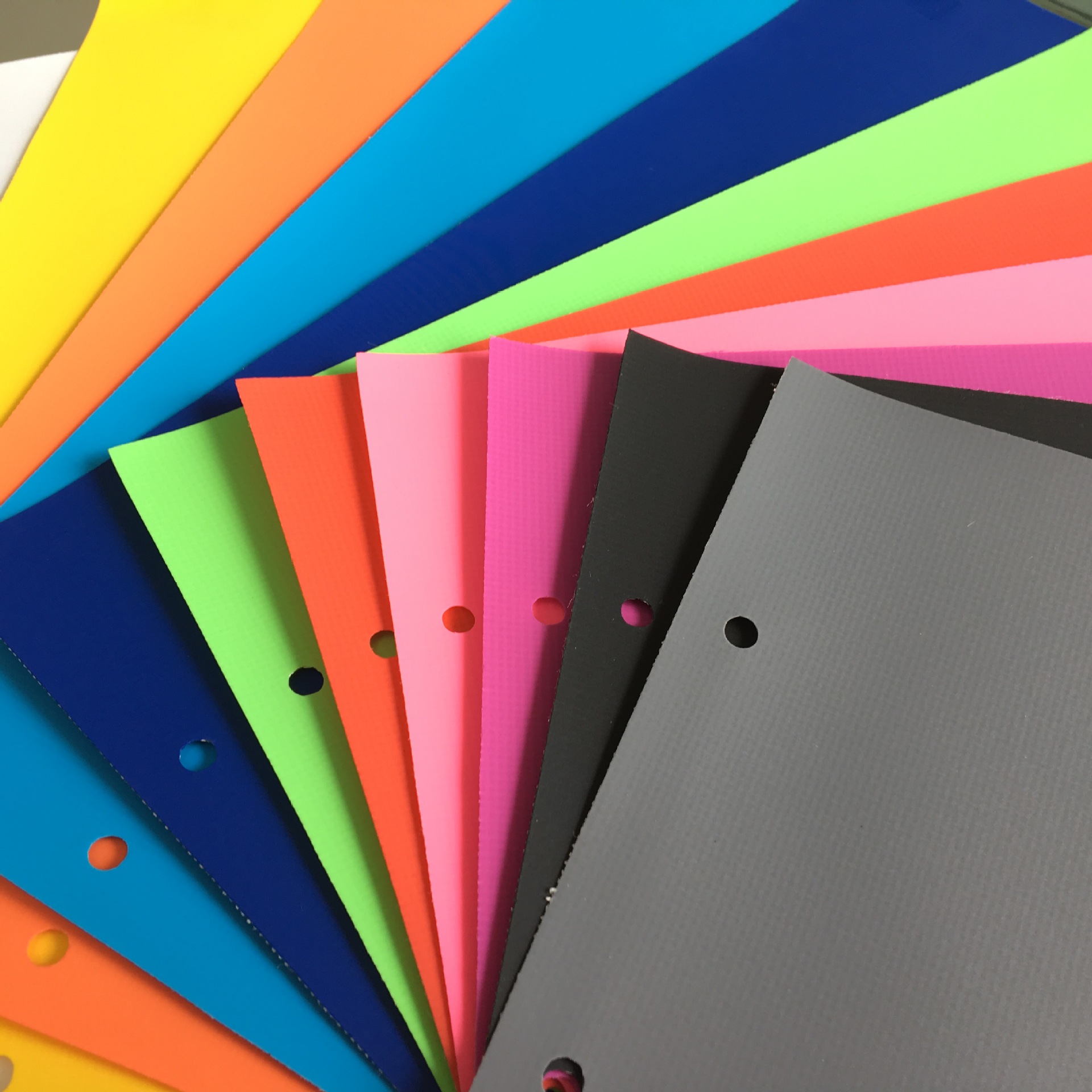 现货500D手袋箱包料 pvc夹网布专用布汽车卷帘布涤纶网布车顶篷布