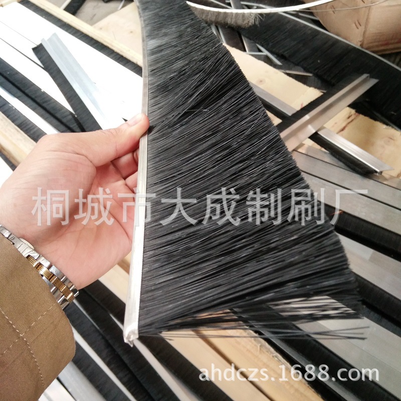 供应铝合金底座门压边条刷 门底密封刷 轨道毛刷 电梯压条毛刷条