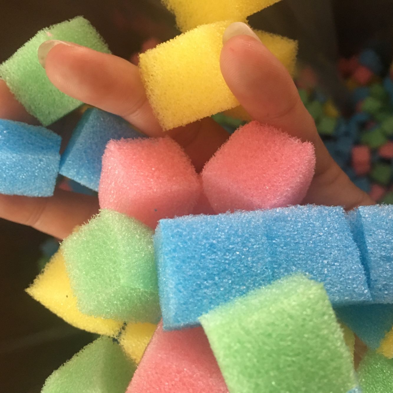 义乌厂家供应包装海绵 糖果色海绵颗粒 海绵异形加工