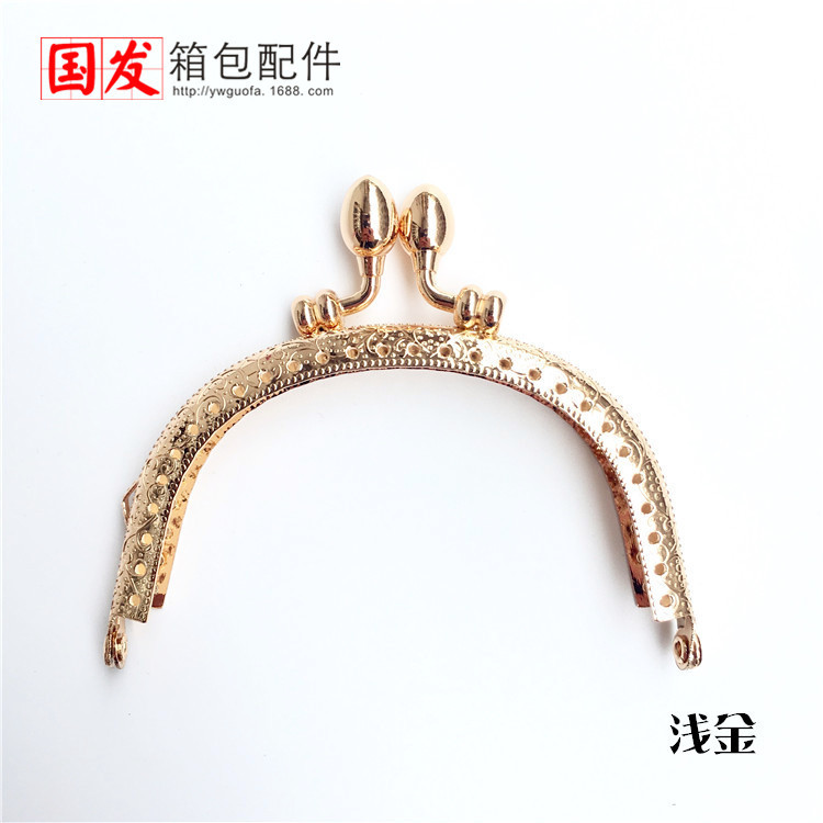 Orejas sin stock: 9.5CM cabezas de carro en relieve arqueado, cabeza de brotes de oro    El Buckle