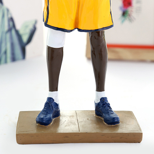 NBA Kobe Bryant action figure souvenir resin basketball decorative wholesale basketball holding action desktop ornament