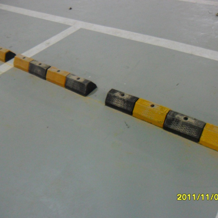 供应橡胶钢管挡车器减速带停车场设备道路交通设施铸钢减速带