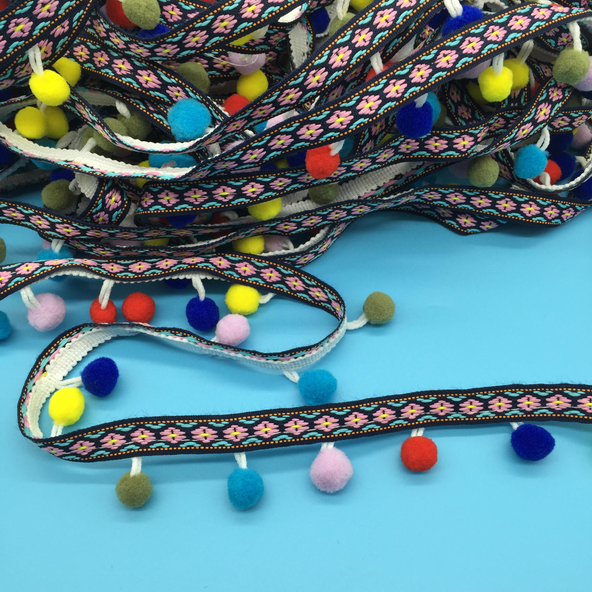 厂家直供批发现货民族风织带彩色毛球花边绒球蓬蓬球直角围巾辅料