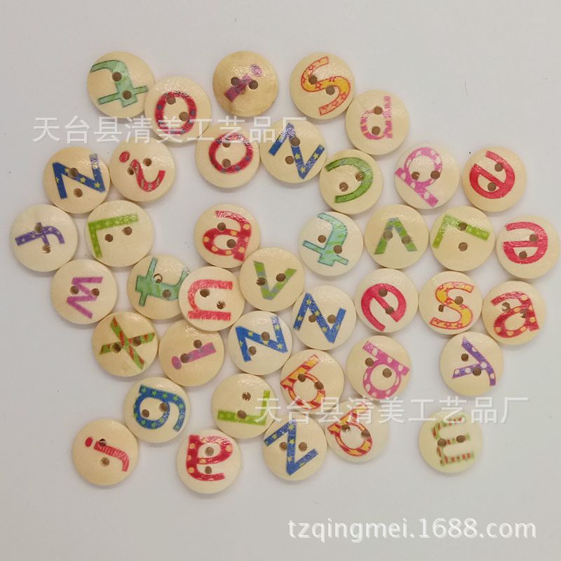 Botón redondo de dos ojos de 15mm Color de madera 26 letras Botón de madera mixto 100 piezas por paquete