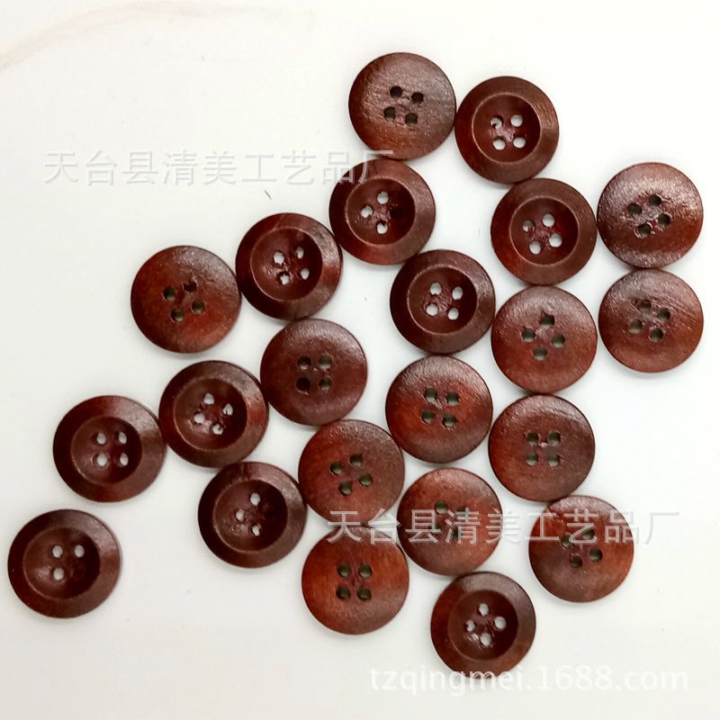 10-25mm de madera de cuatro ojos de ala ancha Botón de café oscuro artesanías decorativas 50 piezas un paquete