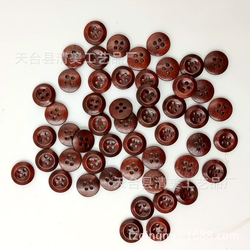 10-25mm de madera de cuatro ojos de ala ancha Botón de café oscuro artesanías decorativas 50 piezas un paquete