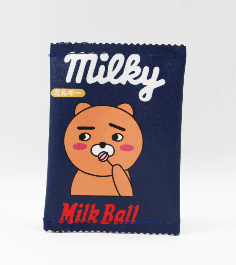 작은 다크 브라운 곰