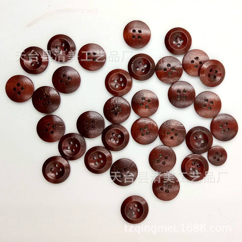 10-25mm de madera de cuatro ojos de ala ancha Botón de café oscuro artesanías decorativas 50 piezas un paquete