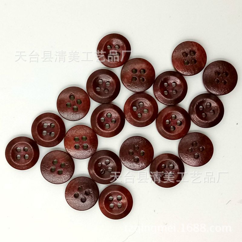 10-25mm de madera de cuatro ojos de ala ancha Botón de café oscuro artesanías decorativas 50 piezas un paquete