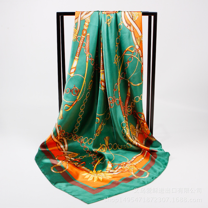 Pañuelo de satén negro y dorado para mujer, estilo de comercio exterior, pañuelo de cabeza estampado de satén, pañuelo cuadrado grande de imitación de seda, venta al por mayor.