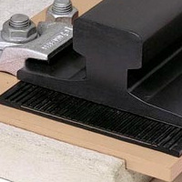 轨道橡胶垫 柔性橡胶垫板 带钢片柔性可延展橡胶带