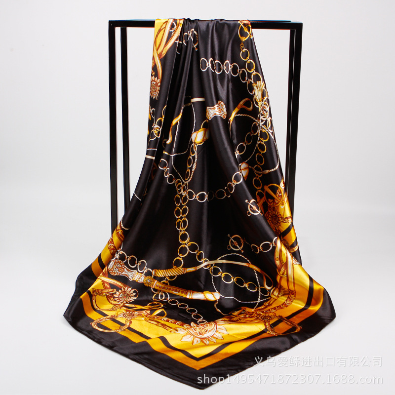 Pañuelo de satén negro y dorado para mujer, estilo de comercio exterior, pañuelo de cabeza estampado de satén, pañuelo cuadrado grande de imitación de seda, venta al por mayor.