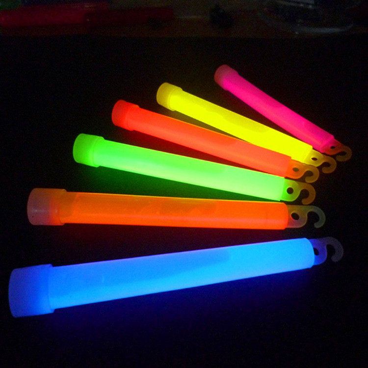 Palillo de luz de ocho colores de 6 pulgadas con gancho para acampar al aire libre palo de iluminación de emergencia fiesta divertido concierto palo luminoso