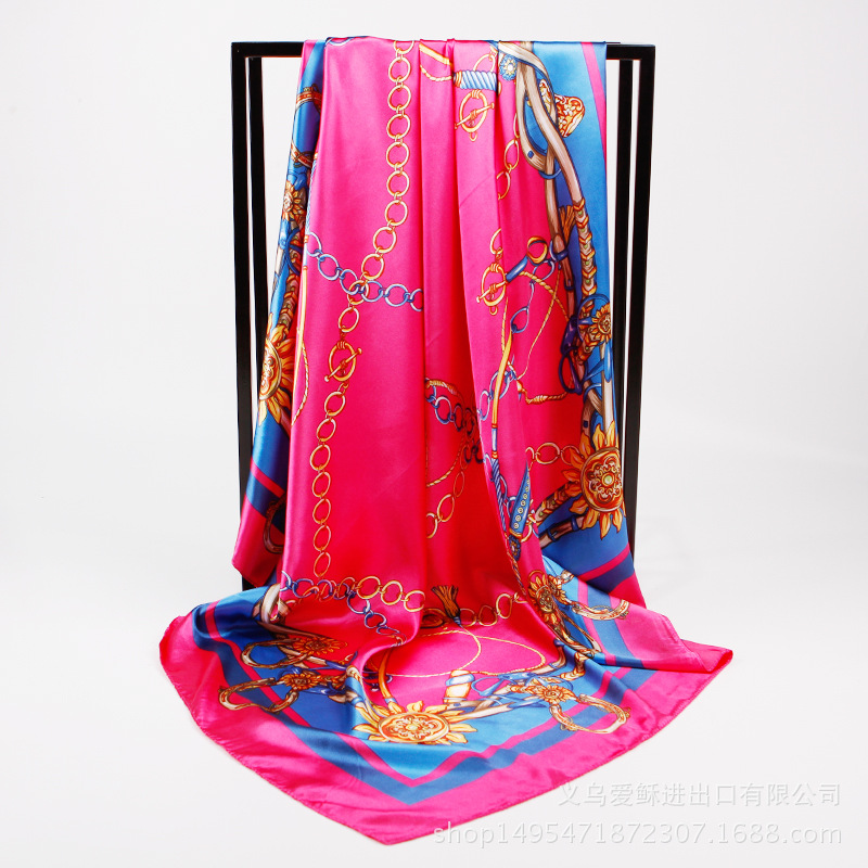 Pañuelo de satén negro y dorado para mujer, estilo de comercio exterior, pañuelo de cabeza estampado de satén, pañuelo cuadrado grande de imitación de seda, venta al por mayor.