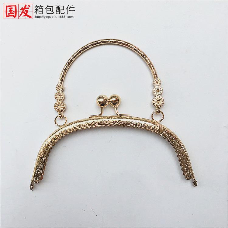 Inventario: 16.5CM encaje en relieve de arco tres flores mano mano de oro mano de mano