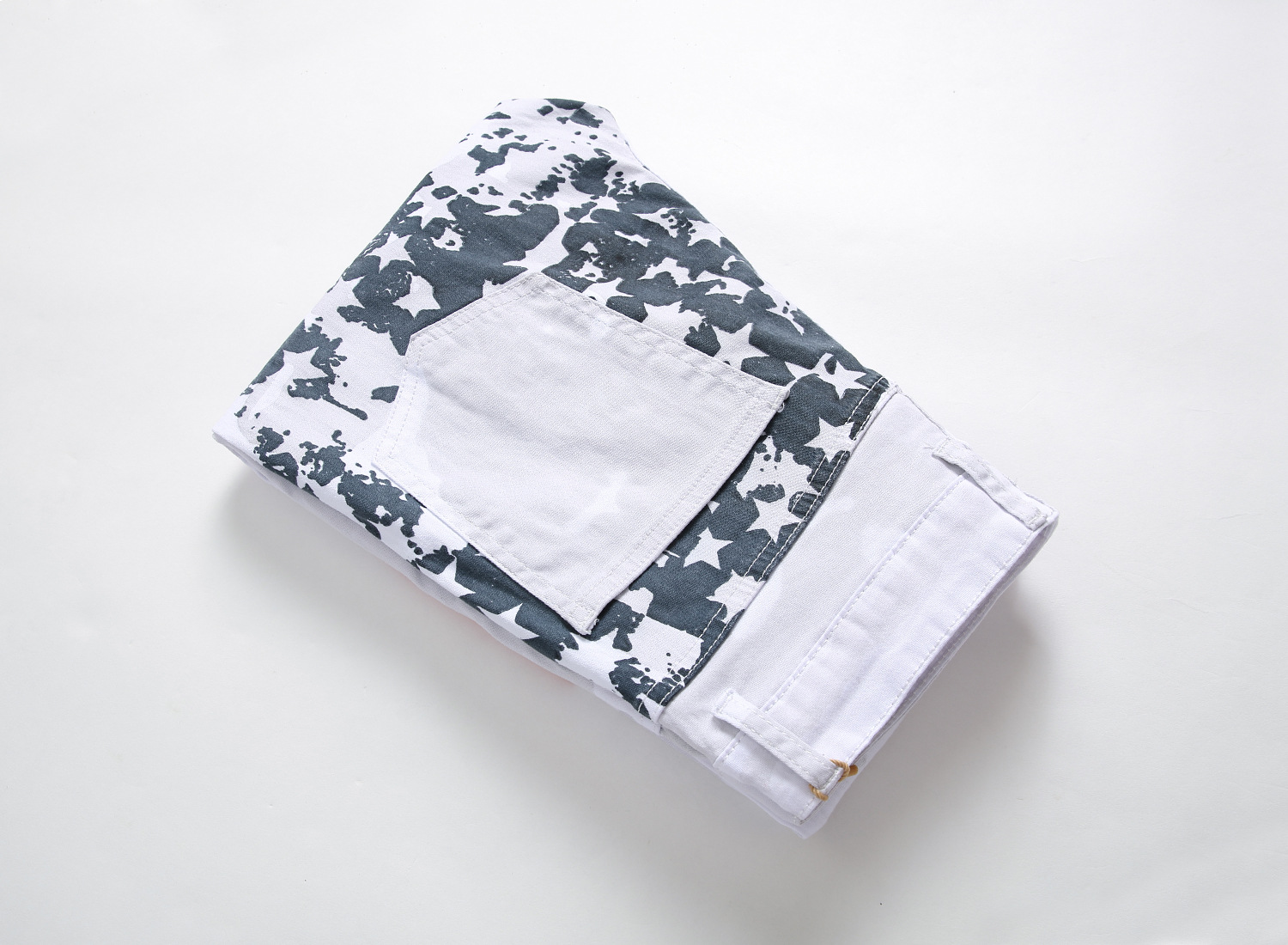 Bandera americana blanca de los hombres imprimió los pantalones vaqueros altos elásticos delgados ocasionales estrella de cinco puntas raya roja más los pantalones del tamaño