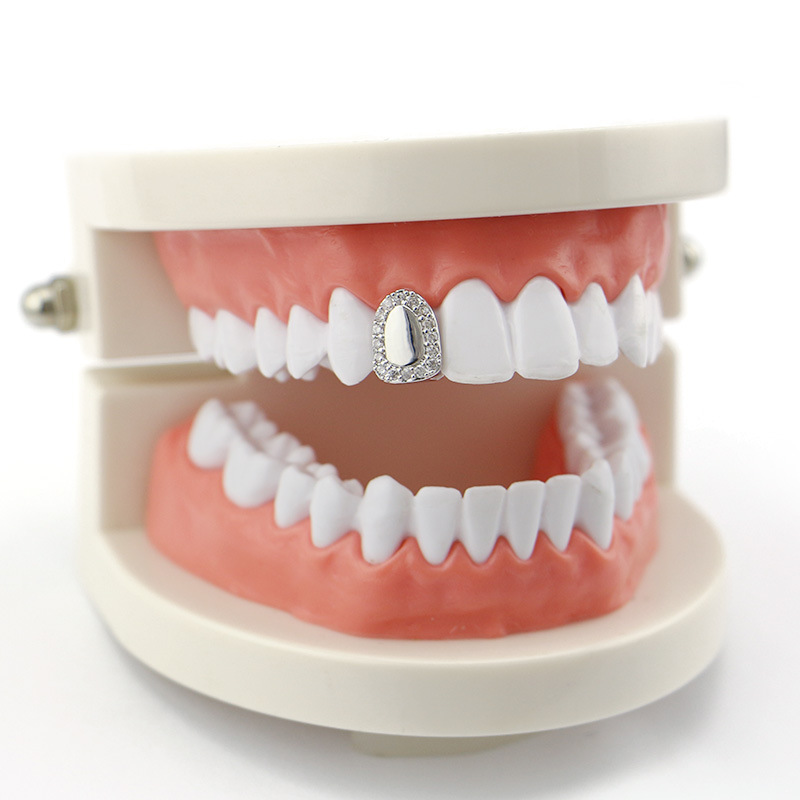 Sola puerta incrustada con diamante hip hop tirantes solo 18K electrochapado Halloween dientes falsos dientes de oro grillz