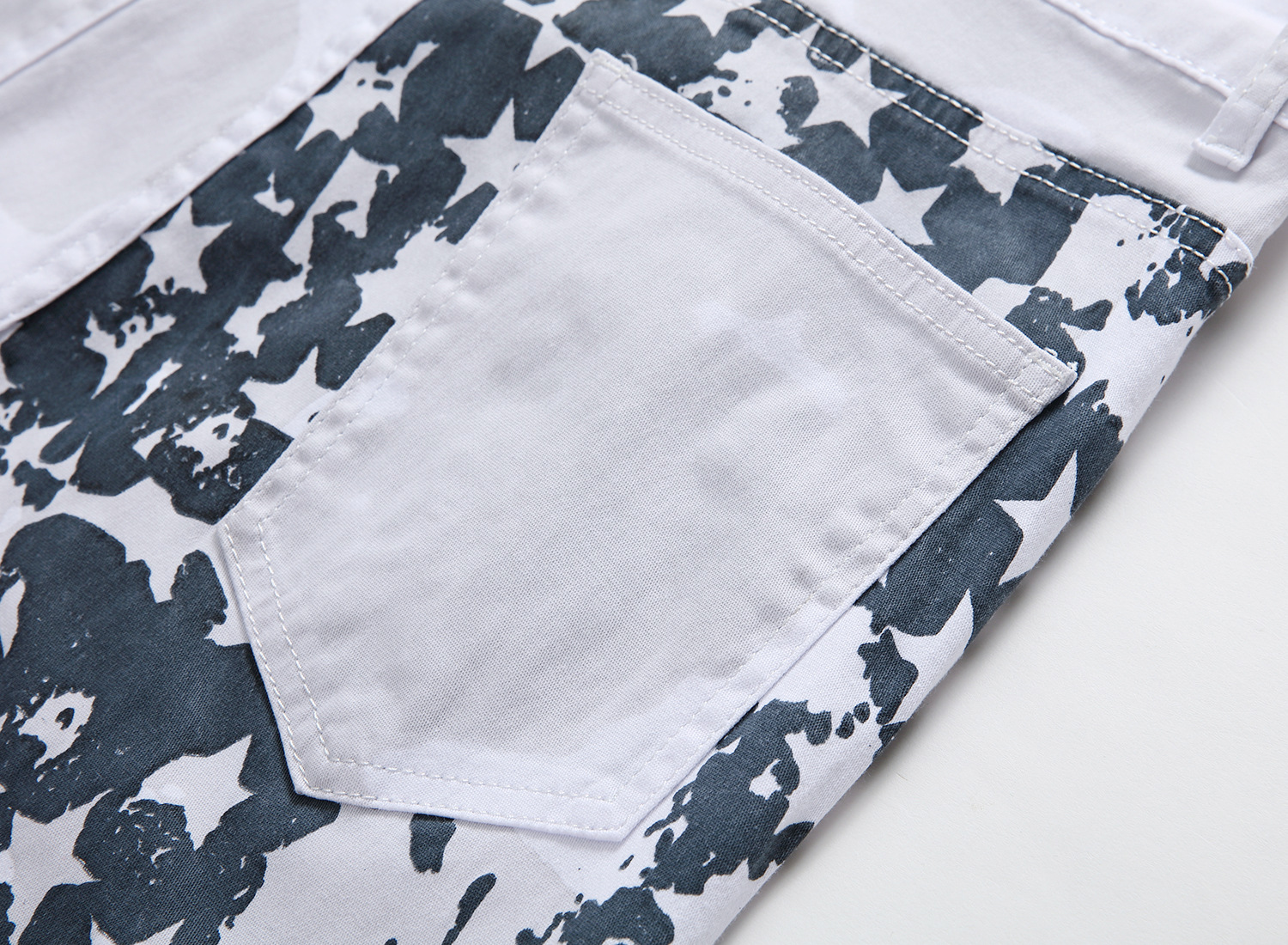 Bandera americana blanca de los hombres imprimió los pantalones vaqueros altos elásticos delgados ocasionales estrella de cinco puntas raya roja más los pantalones del tamaño