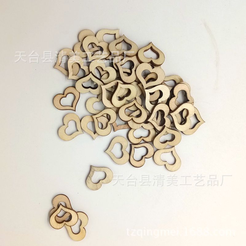 Botón de madera en forma de corazón Tronco de melocotón Corazón de melocotón hueco Piezas decorativas de madera Retro exquisito