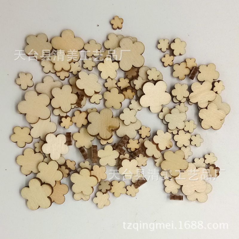 Madera tamaño cinco ciruela flor madera chips DIY decoración de madera 50/100 piezas un paquete