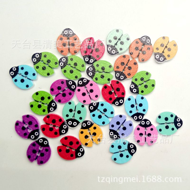 Fondo blanco pintado Impresión de siete estrellas mariquita botón de madera decorativo escarabajo de madera Botón de diámetro de aproximadamente 1,8 cm