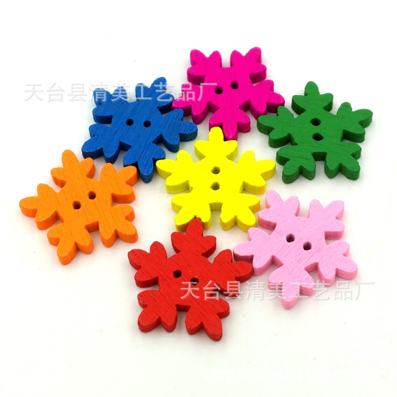 Copo de nieve de color de 18mm decoración de botones de madera de Navidad suministros de copo de nieve de Navidad 100 piezas en un paquete