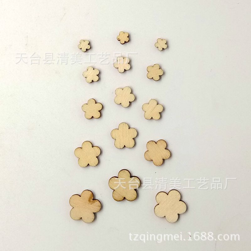 Madera tamaño cinco ciruela flor madera chips DIY decoración de madera 50/100 piezas un paquete