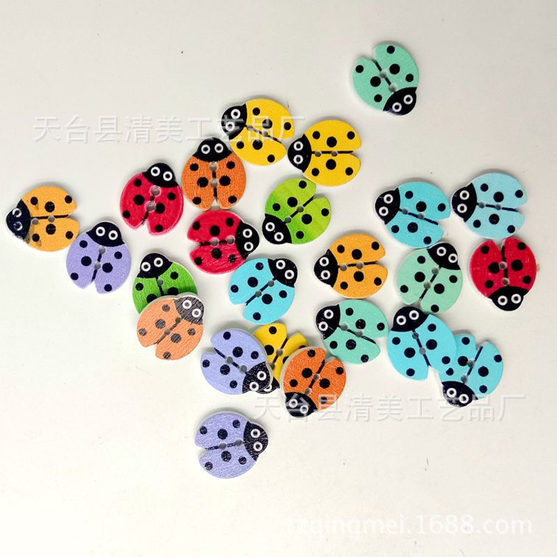 Fondo blanco pintado Impresión de siete estrellas mariquita botón de madera decorativo escarabajo de madera Botón de diámetro de aproximadamente 1,8 cm