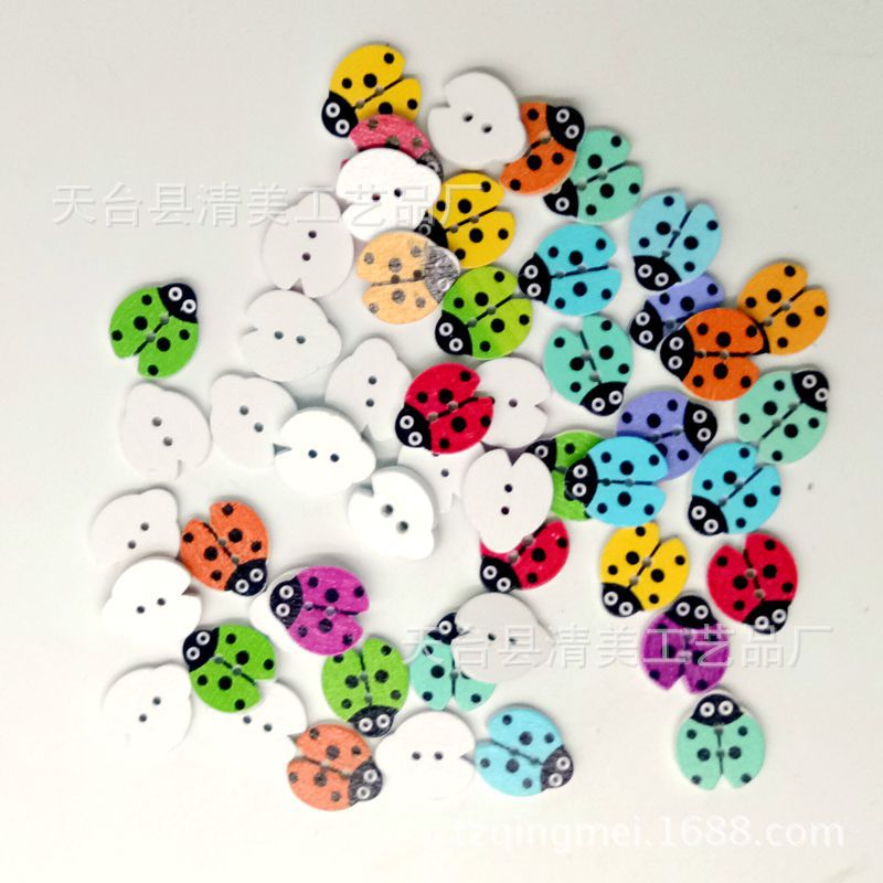 Fondo blanco pintado Impresión de siete estrellas mariquita botón de madera decorativo escarabajo de madera Botón de diámetro de aproximadamente 1,8 cm