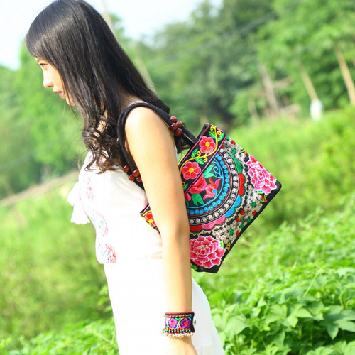Original ethnic-style canvas embroidered bag with bell for the ancient road, Yunnan, wholesale women's handbag, small tote bag with embroidery and wooden bead trim