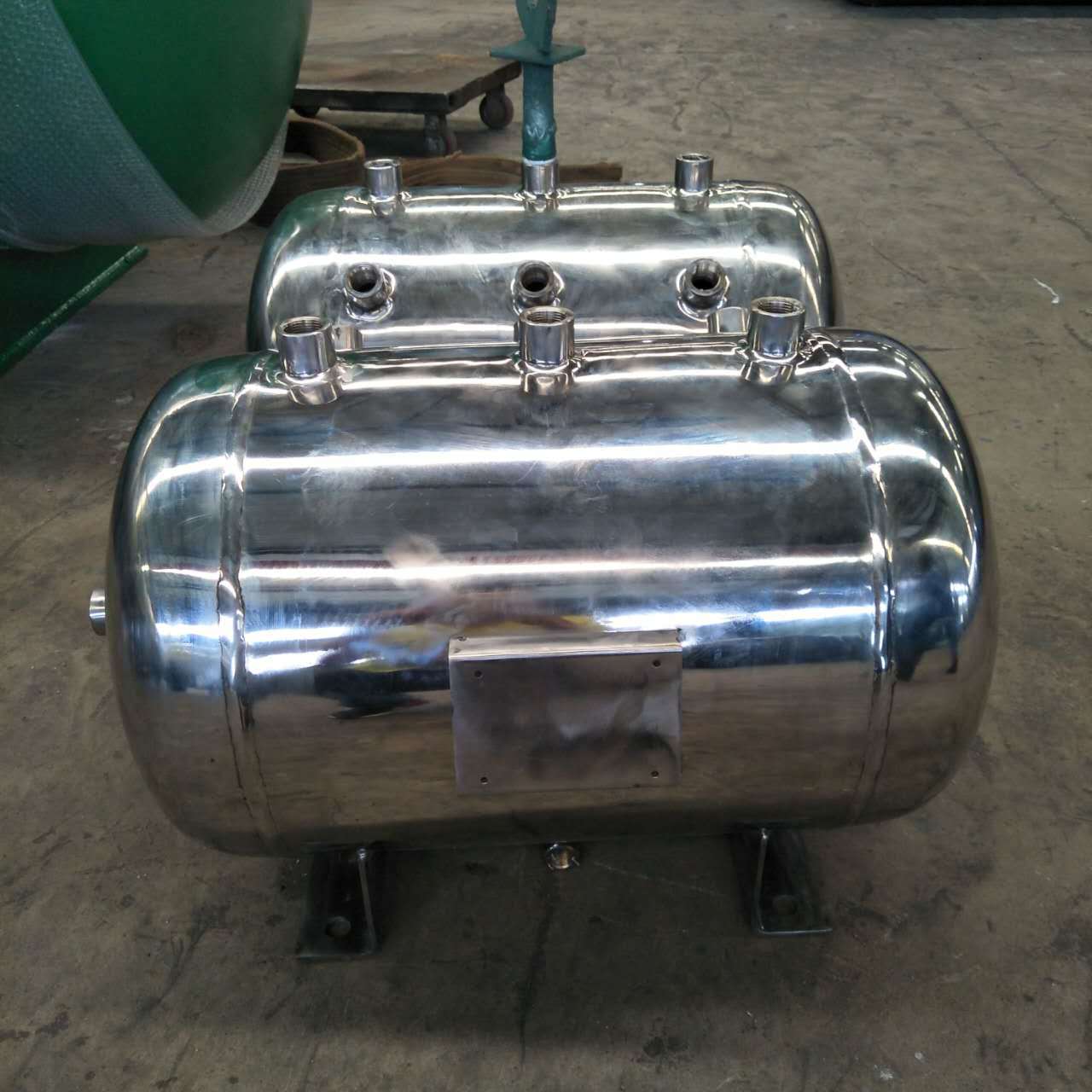 卧式蒸汽分汽缸氧气分气缸青岛信泰多规格不锈钢分水器集水器