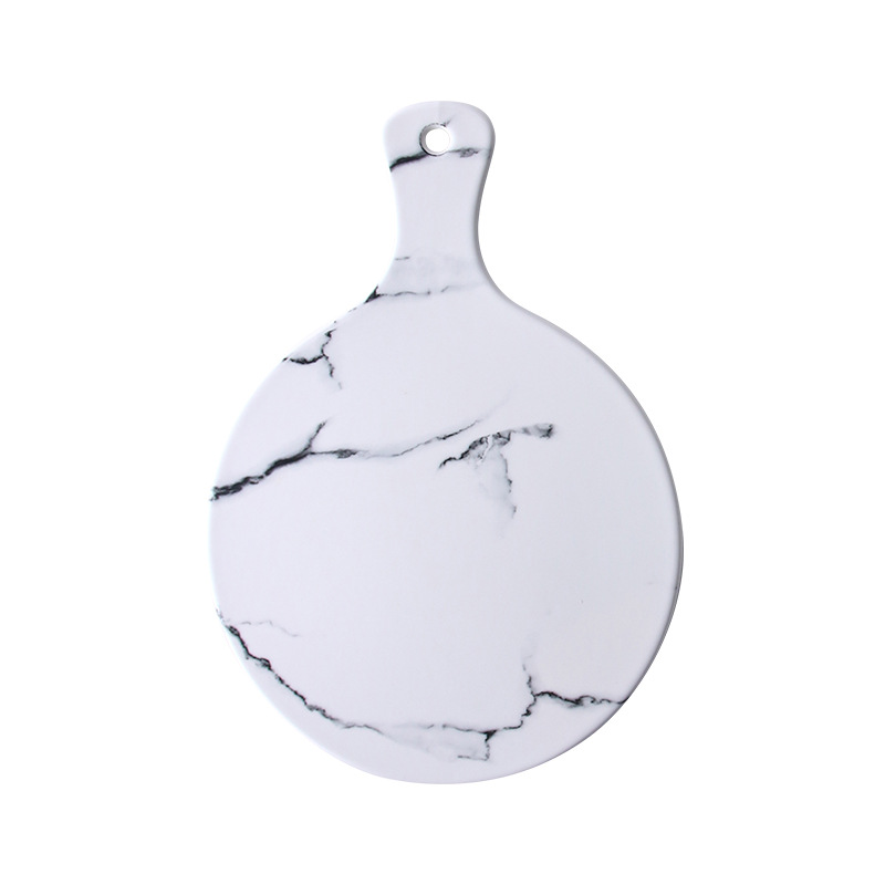 Круглая тарелка с узором из белого мрамора