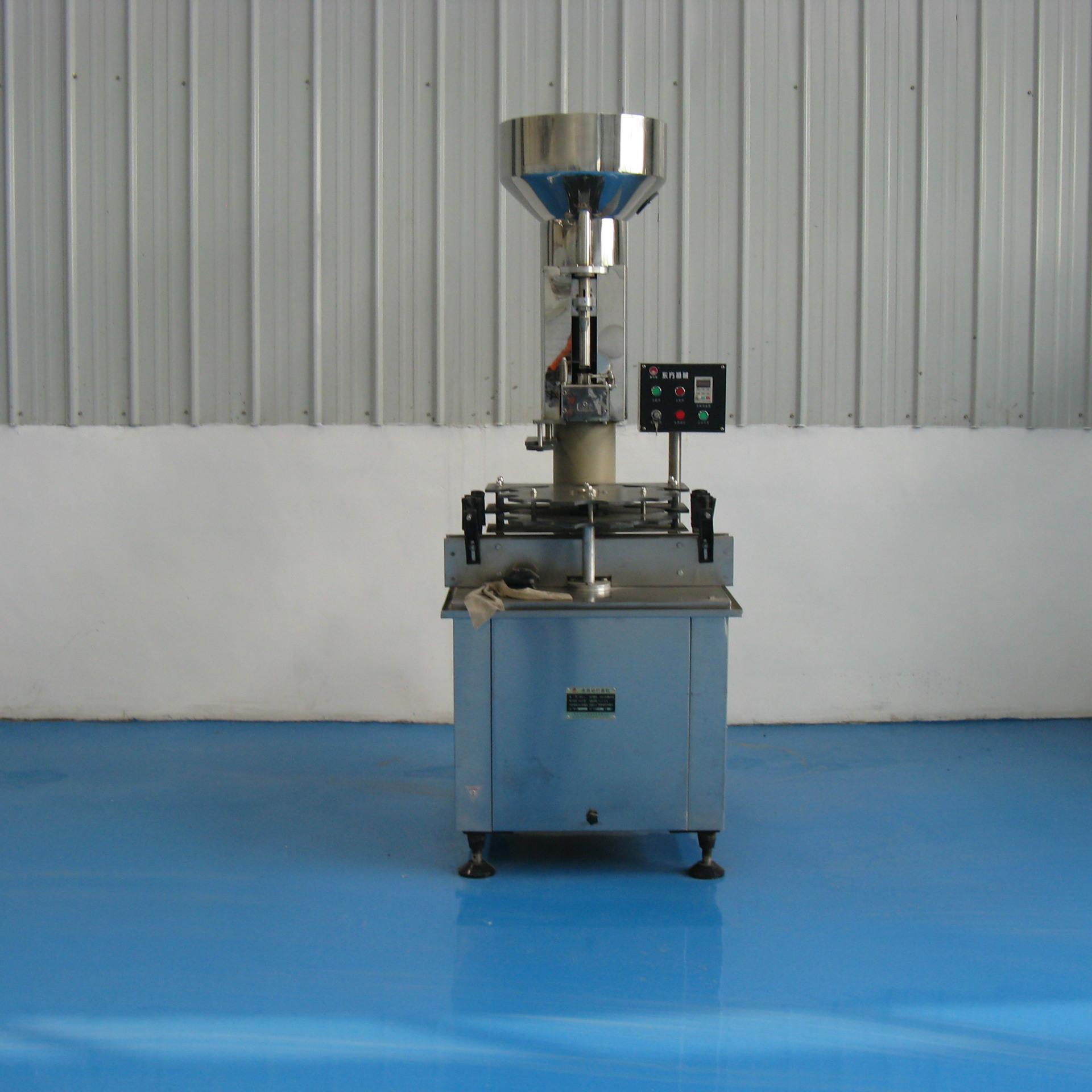 山东供应全自动葡萄酒打塞机 木塞打塞机 欧涛就封口机厂家货源