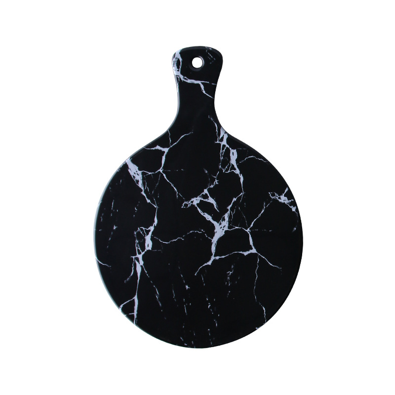 Круглая тарелка с узором из черного мрамора