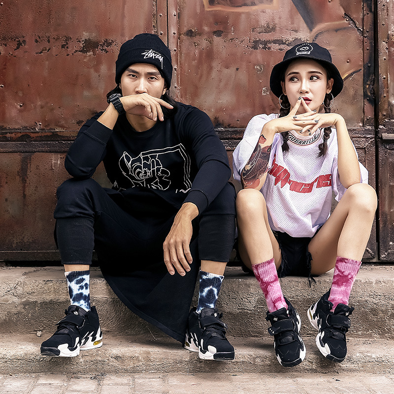 Nuevos calcetines de algodón pareja europea y americana calle Terry engrosó los calcetines deportivos teñidos de hombres y mujeres calcetines al por mayor calcetines de moda de personalidad