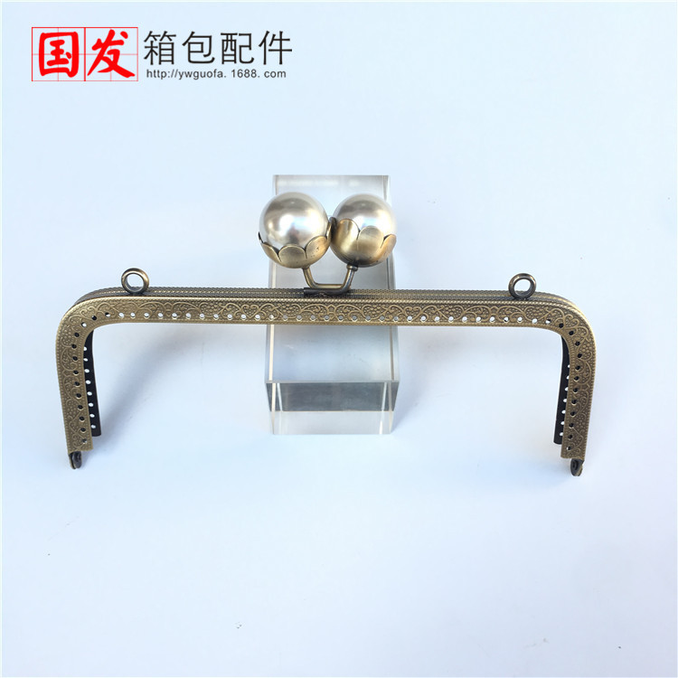 No en stock; 20,5 cm cuadrado relieve de loto de perla oro 0555 - GT