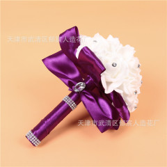 花嫁の手は花を持って卸売りします。結婚式の泡は花束をシミュレーションします。