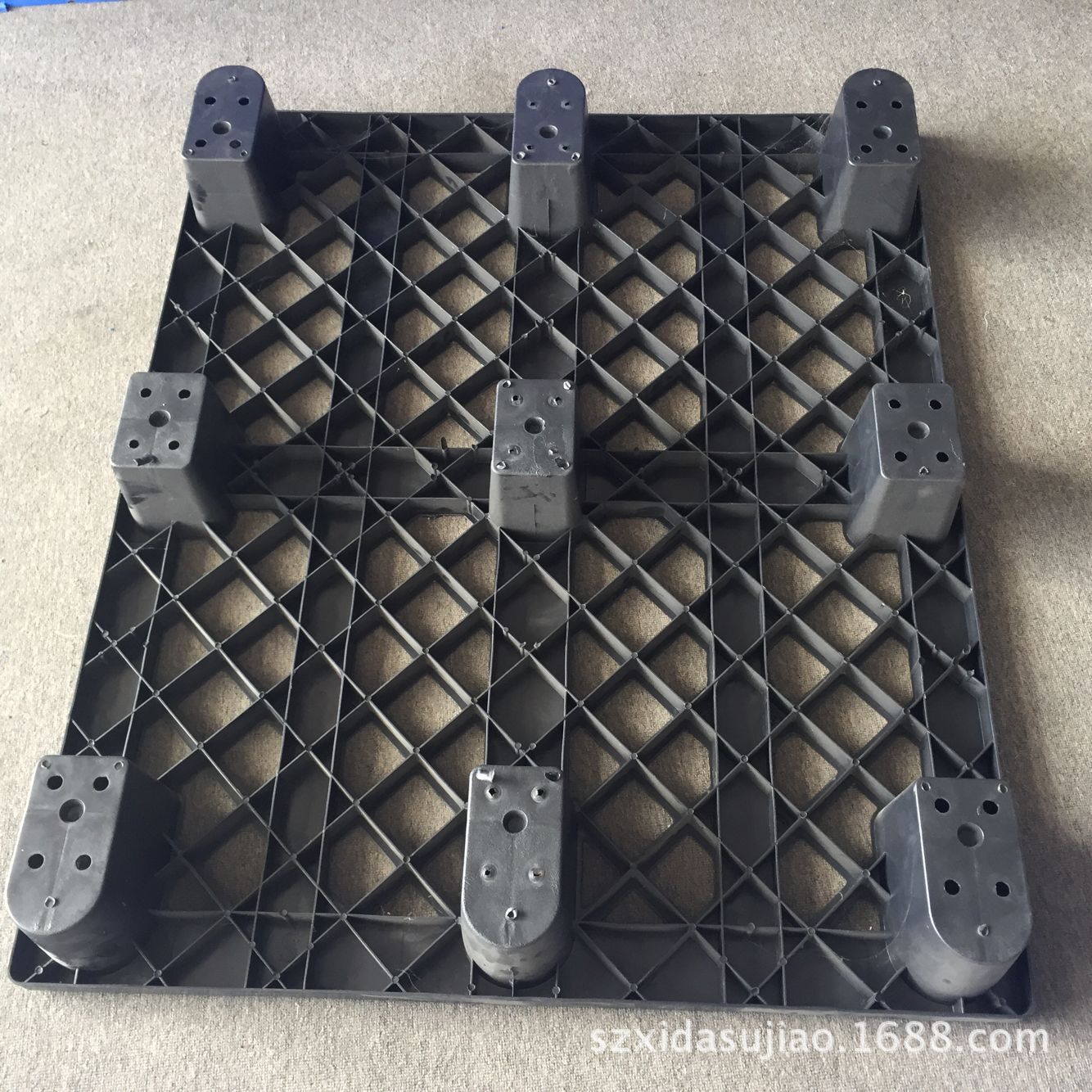 厂家批发1100*1100*145 九脚网格出口黑色塑胶托盘  塑胶卡板