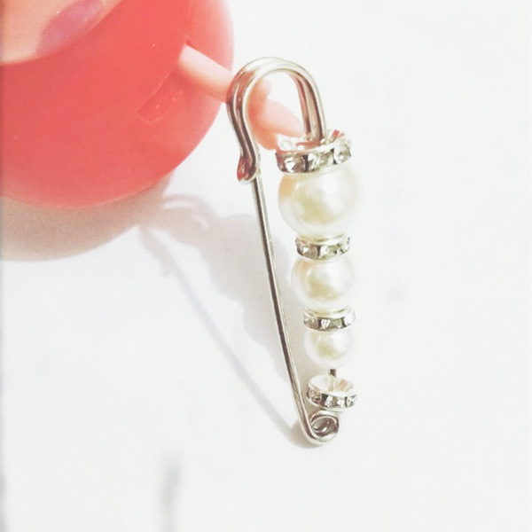 Retro brooch pearl