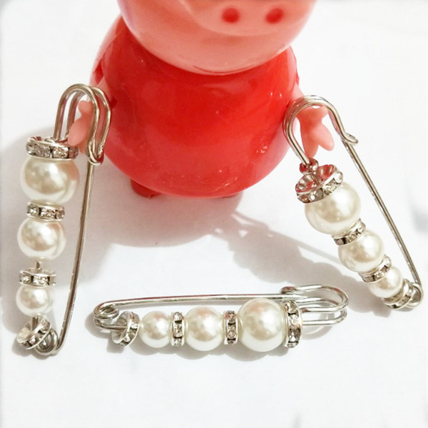 Retro brooch pearl